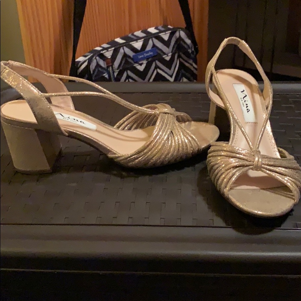 NINA NADELYN TAUPE REFLECTIVE SUEDETTE SZ 6